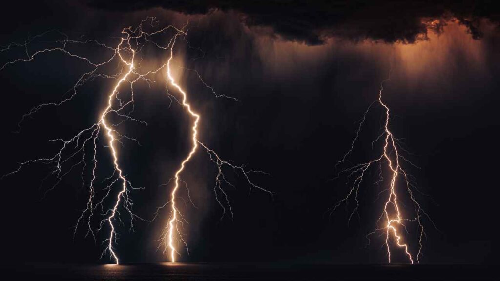 cuantos voltios tiene un rayo